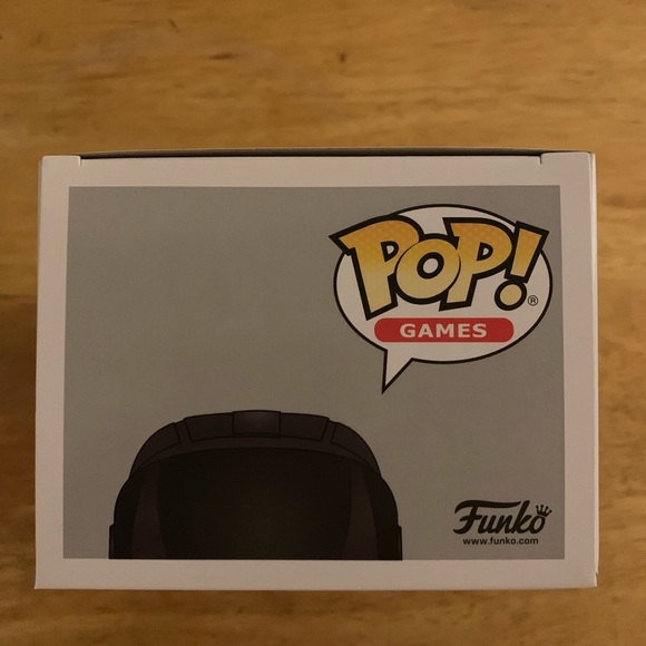 Funko Pop Fortnite Dark Vanguard(Glow in the Dark) - Picture 5 of 8